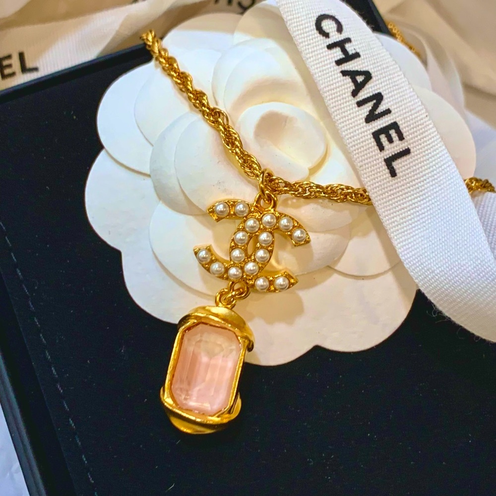 Chanel 22A pink gripoix CC pearl necklace